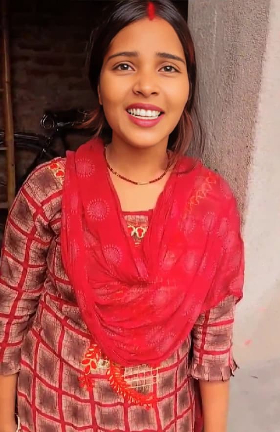 Featured image for Pooja Bhabhi Spreads Legs and Shows Pussy to Fuck Buddy